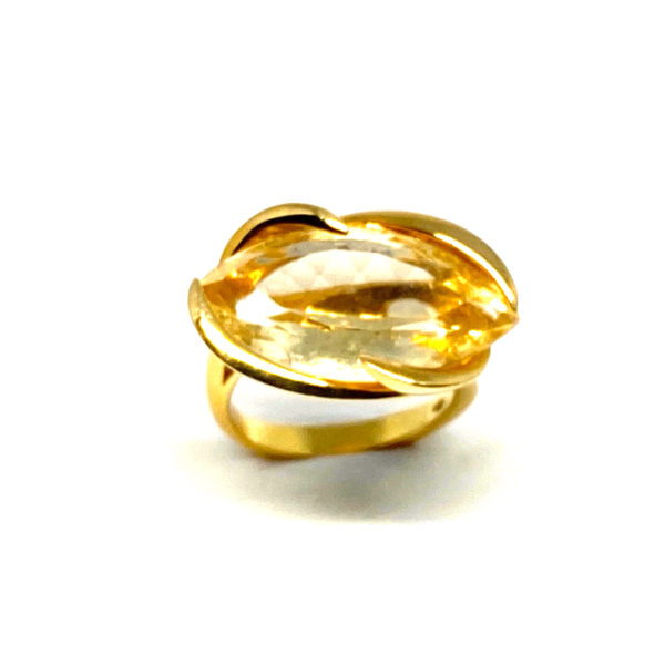 Anillo de oro 18k con piedra amarilla semipreciosa