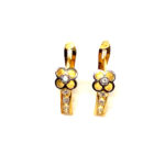 Pendiente de oro 18k, alargado con flor y zirconitas