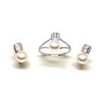 Aderezo de oro blanco 18k cuadrado con zirconitas y perla