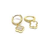 Aros de plata chapados colgante trébol con fondo nacar