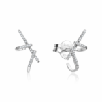 Pendiente de plata con forma de doble daga con zirconitas y cierre presión