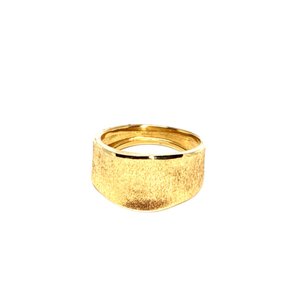Sortija de oro amarillo de 18k matizado y bisel en brillo